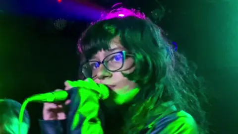 Estreia da Sophia Foxy no baixo💜 tocando Zombie do Teu Cranberries ! Todo mundo cantou e curtiu junto !  Muitas emoções nesse dia tão especial que foi tocar no @anarchy.pub !  Quem quiser que as Caramelas toque no seu rolê fala aqui!  Jajá cartaz do próximo show! Enquanto isso querem camisas ?! Go CARAMELAS !!! #womanband #girlpower 