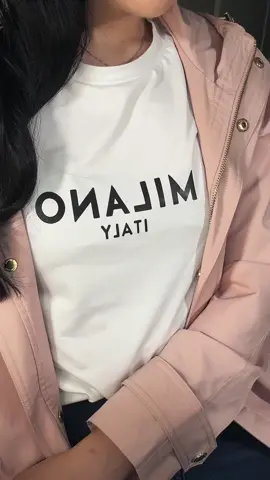 Serving effortless Euro vibes with this Milano Italy tee 🇮🇹✨ — the it-girl staple you didn’t know you needed! #OOTD just got a major upgrade 💅🏼 #TikTokMadeMeBuyIt #MilanoStyle #EuropeanAesthetic #StreetStyleLook #TikTokFashion #MinimalistFit #CapsuleWardrobeGoals #ChicAndSimple #OutfitInspo #ViralFashionFind #WardrobeEssentials #NeutralTones #TrendingNow #GRWM #TikTokShopHaul #creatorsearchinsights #tiktokshopcreatorpicks #dealsforyoudays #fyp 