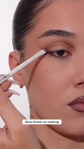 Tag a friend😍 @Amilia Bernini #eyemakeup 