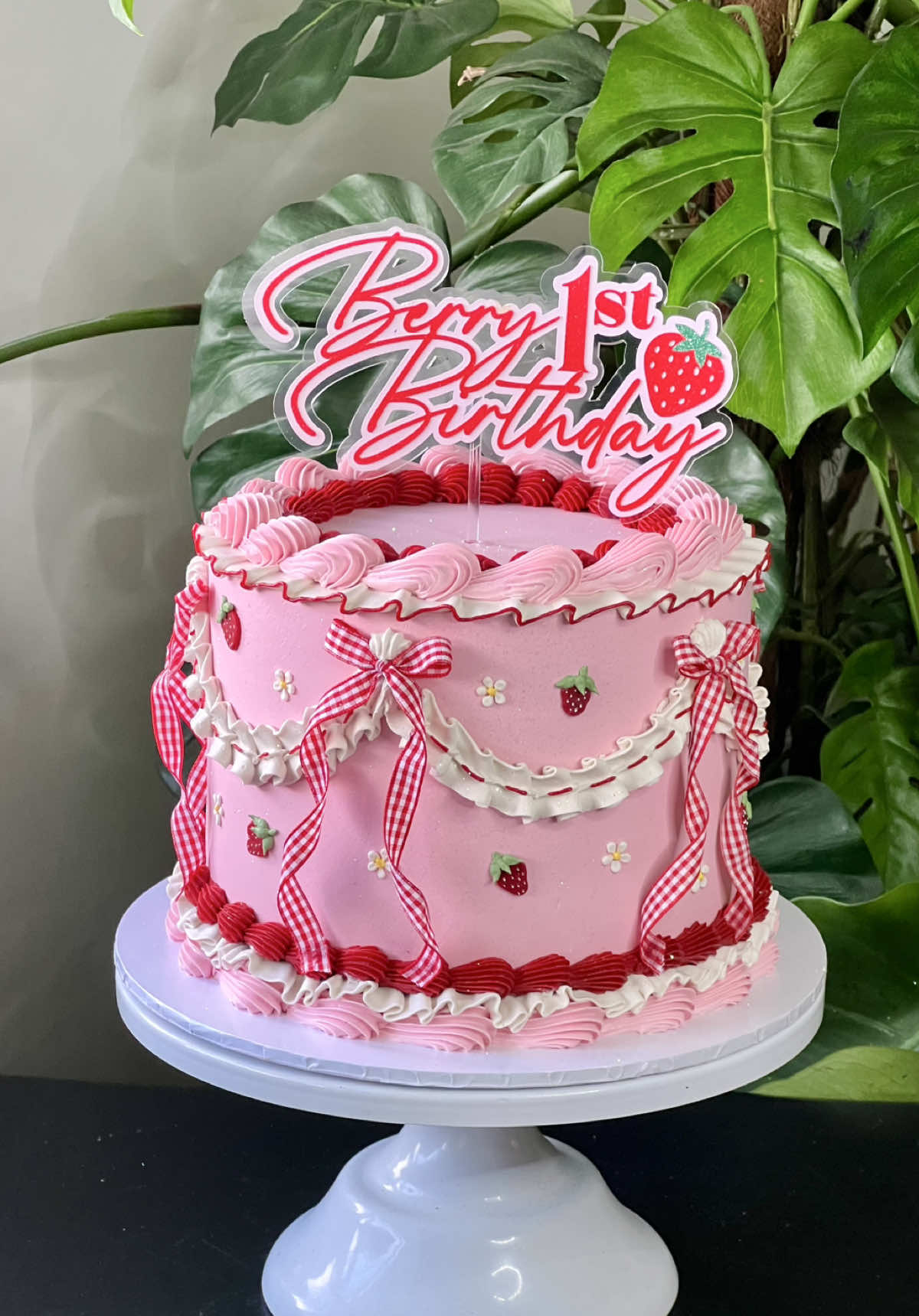 This cake is berry cute, it’s giving strawberry shortcake!! 🥹🍓 Loved making this, I guess kids cakes are growing on me 🤭 . . . #kutiwacakes #caketok #caketiktok #fyp #manchester #manchestercakes #cakedecorating #cakevideo #capcut #piping #cakeinspo #cakeinspiration #cakedecor #cakedesign #helloguys #berryfirstbirthday #strawberryshortcake #1stbirthday #birthdaycake 