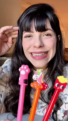 👆Pra adquirir agora com desconto, toca no carrinho laranja acima Kit Canetas de Gel de Bichinhos 🍟🦄🍓🎀🧁 Chegaram por aqui e já ganharam meu coração! 😍🖊️💖 ✔️ Cada caneta tem um bichinho super fofo no topo – impossível não se apaixonar! ✔️ Tinta azul macia e suave – perfeita pra escrever, desenhar, fazer anotações e deixar tudo mais criativo 💙 ✔️ Corpo em silicone e plástico resistente – fofura, conforto e qualidade no mesmo produto ✔️ Perfeitas pra usar no caderno, diário, planner, nas anotações da escola ou do trabalho 📝💕 ✔️ Ideal pra quem ama organização, criatividade e um toque de diversão no dia a dia! 🌟 ✨ Vem com 5, 10, 15 ou 20 unidades! (Envio sortido – podem ter modelos repetidos, tá? 🎲) Testadas e aprovadas ✅