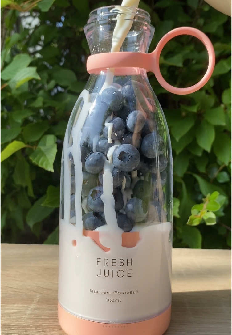Whoever invented this smoothie combo... l hope their pillow is warm on both sides… #smoothie #viralvideo #fyp #healthy #juice #foru #foryoupage #tiktok #tiktokvideos