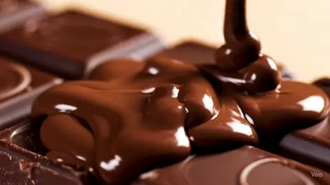 🍫💫Which ASMR sound is better —breaking or melting? 💬🍫🔥👀💦🎧 #asmr #chocolateasmr #satisfying   #foodporn #oddlysatisfying   #chocolatelover #macrovideo #relaxing #asmrsounds #fyp 