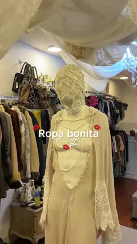 Mi nuevo point de ropa bonita en Perú que está ubicado exactamente en el centro comercial multicentro tienda M6 en Miraflores 🧜🏻‍♀️ . . . #fyy #fyp #ropabonita #aesthetic #blusas #jeans #2000s #y2k #amigas #girls 