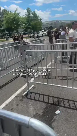 This is crazy! The line was soooo short and went so fast! Nothing compared to how it was in LA! Glad to be able to go twice without having to wait in the long line 🤗 They ended up shutting it down right after this because of the weather.  #szaconcert #szapopup #nottoday #sza #kendricklamar #northweststadiummd #landovermd