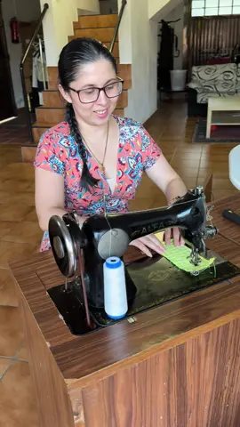 Me acaban de regalar una máquina de las antiguas a pedal y FUNCIONA ☺️☺️☺️☺️☺️ #alfa #costurera #modista #kelynda 