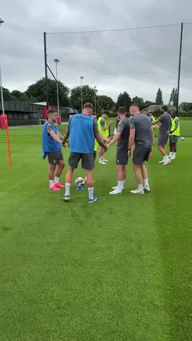 🤝 Ejercicio lúdico de cohesión grupal ✔️ Activación con balón ✔️ Buen ambiente + concentración ✔️ Ideal para la sesión previa al partido ✔️ Trabajo físico-técnico con dinámica grupal 📲 Inspírate con los mejores entrenadores 👉 Link en la bio #cohesión #entrenoprevio #ejerciciolúdico #entrenadores #toplidercoach