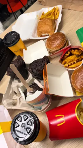 #foryoupage #viral #trendingvideo #mcdonalds #burger #dessert #f 