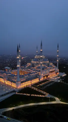 ✨La magia de Estambul iluminando la noche. 📍La Mezquita Çamlica desde el cielo es simplemente impresionante. ✨Istanbul lights up the night. 📍Çamlica Mosque from the sky is just breathtaking. #Estambul #MezquitaCamlica #Turquía #Atardecer #Drone #DronDJI #DJIMini4Pro #Viajes #arquitectura #turismo #increíble #tiktoktravel  #Fyp #ParaTi #istanbul #CamlicaMosque #Turkey #Sunset #DroneFootage #DJIDrone #DJlMini4Pro #TravelVideo #ArchitectureLovers #Tourism #EpicView #TravelTikTok #Fyp #ForYou #Mosque #BeautifulMosque #IslamicArchitecture #MosqueLovers
