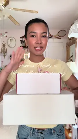 A little unboxing for you guys 🩷 so grateful for everyone who has supported me!! Thanks to you guys and to @LAWLESS Beauty & @chanel.beauty #unboxing #beautyunboxing #lawlessbeauty #chanelbeauty #chanelchanceeausplendide #beauty #makeuphaul #beautyhaul #latinacontentcreator 