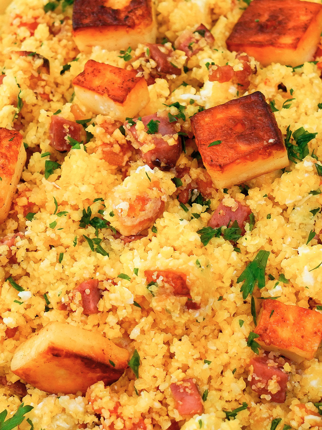 Aprendi com amiga nordestina, agora só faço assim INGREDIENTES - 250g de flocão de milho - 300ml de água quente - Pitada de sal - 1 c. de sobremesa de açúcar - 2 c. de sopa de manteiga - 1/2 xíc. de bacon - 1 gomo de linguiça calabresa - 1/2 cebola - 2 dentes de alho - 1 tomate - 4 ovos - 150g de queijo coalho - 1 c. de sopa de creme de leite - Coentro MODO DE FAZER: Comece hidratando o flocão de milho com água quente e deixe descansar por 10 minutos. Coloque um pouco de sal e açúcar, o açúcar aqui ajuda a deixar o cuscuz ainda mais fofinho. Coloque a farinha já hidratada na cuscuzeira e deixe cozinhar. Enquanto isso, refogue na manteiga, o bacon, a calabresa, a cebola, o alho e o tomate. Reserve. Retire o cuscuz e hidrate ele mais um pouco, pode usar a água que estava na cuscuzeira e deixe descansar mais 10 minutos. Na mesma frigideira, frite o queijo coalho cortado em cubinhos e mexa os ovos. Acrescente o creme de leite para dar ainda mais cremosidade. Junte o cuscuz com o refogado de bacon e com os ovos mexidos. Finalize com coentro e sirva! #cuscuz #cuscuznordestino #cuscuztemperado