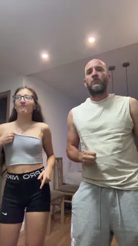 Ya ves si se movió 🤣 #padre #padreehija #muevelo #fyq #paratiiiiiiiiiiiiiiiiiiiiiiiiiiiiiii #vacaciones #verano #losmejores #baile #bailecito 
