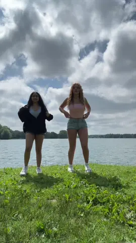 w my fav midget @nami 🙈ྀིྀི #i❤️hotgrandpas #dance #kendrick #fypシ゚viral #Summer #swirl #hair #shells #ocean #blonde #indian #whiteandindian #gym #lake 