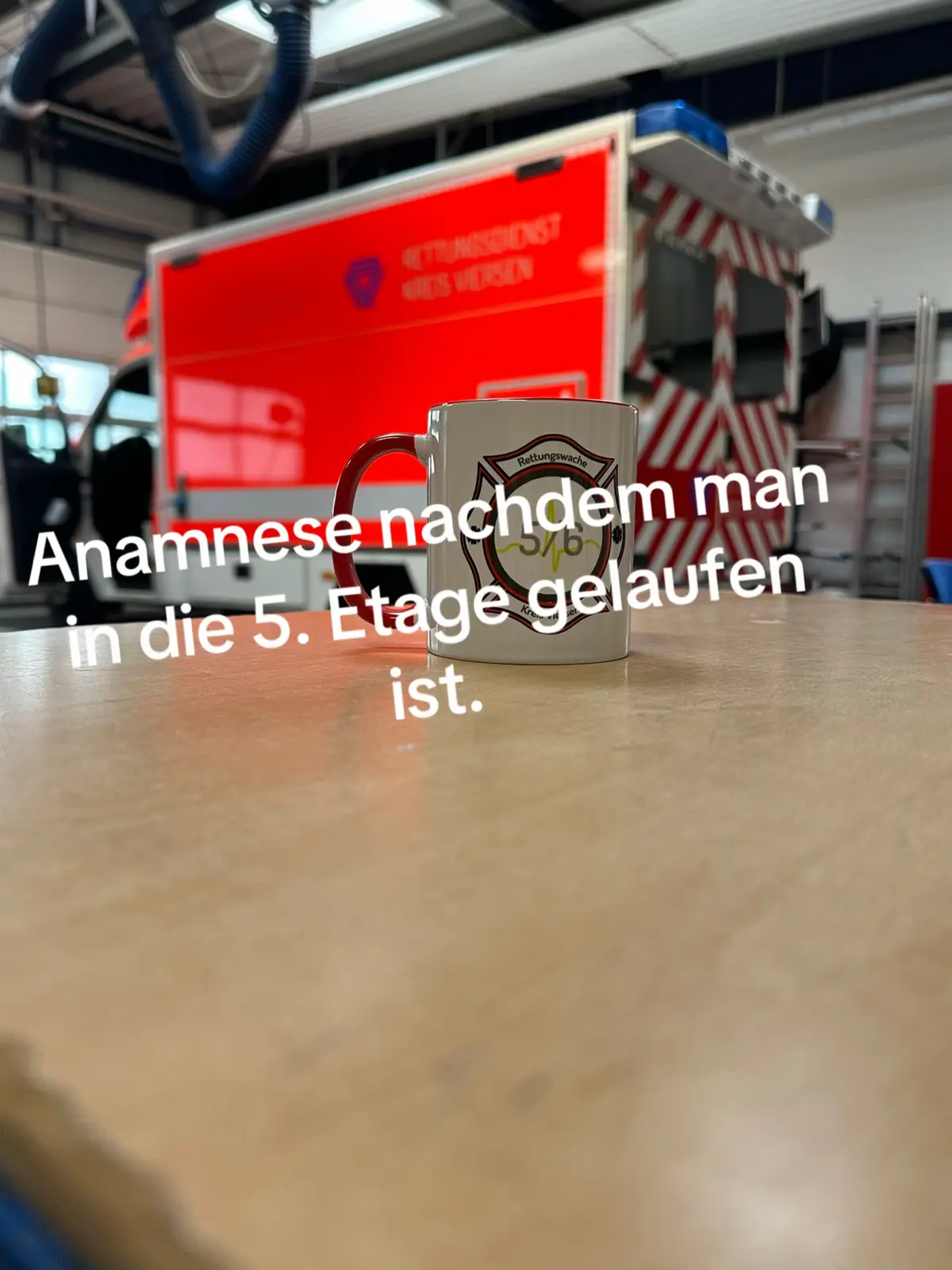 Wer kennt das nicht, der versuch einer Anamnese in der 5.Etage ohne Aufzug 😂🙈#rettungsdienst #leitstelle #rettungssanitäter #notfallsanitäter #feuerwehr #paramedic #blaulicht #disponent #polizei #anamnese 
