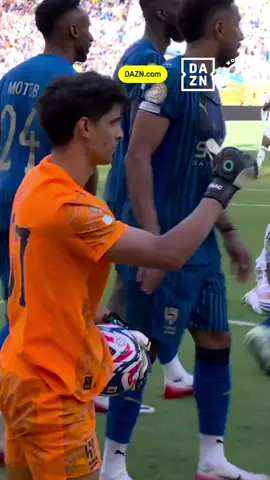 🤯 | Yassine Bounou arrête le penalty de Federico Valverde ! 🧤🇲🇦 #FIFACWC #TakeItToTheWorld #realmadridfc #save #bounou 