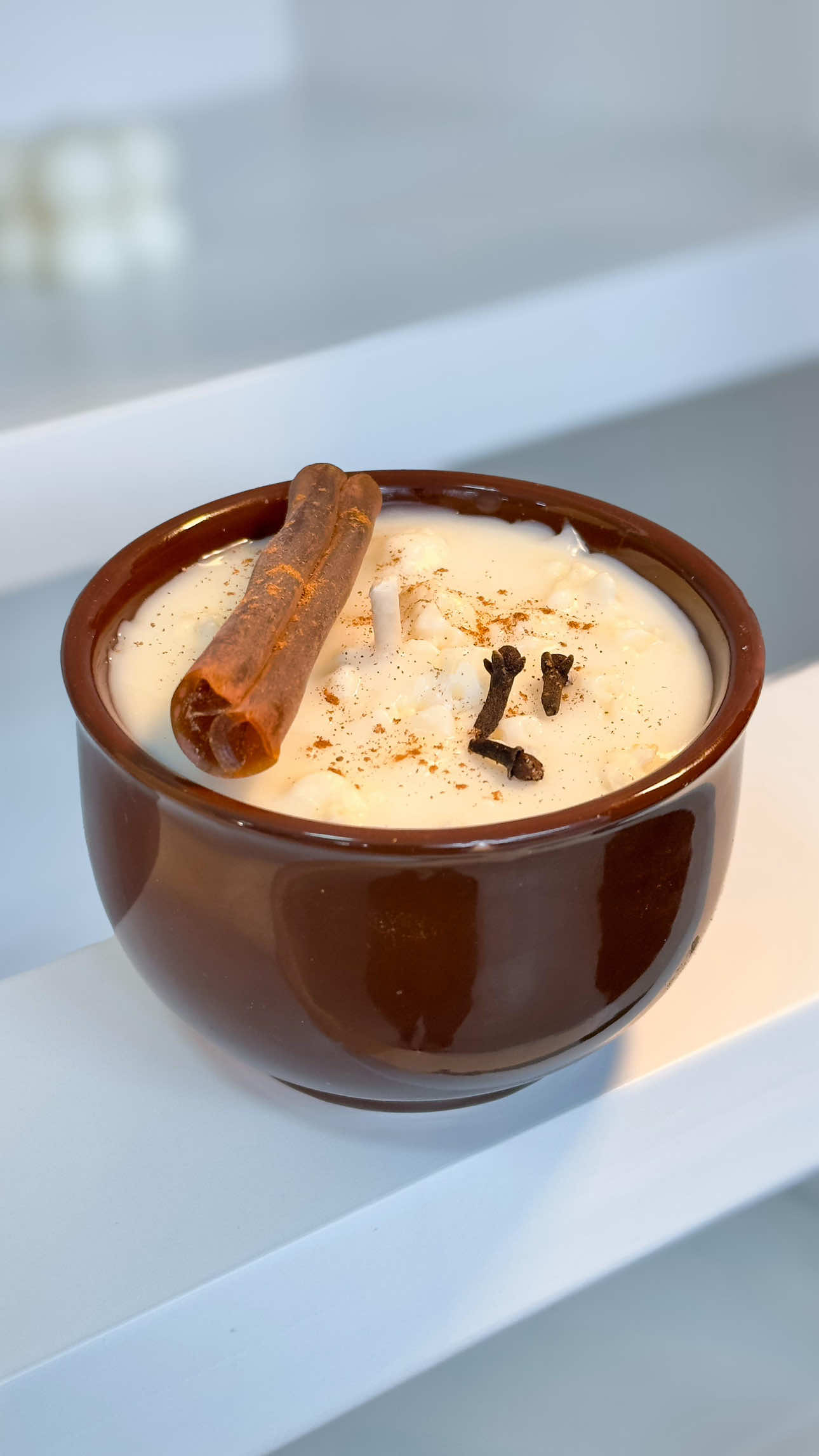Se me perguntarem o que é exagero… sou eu criando uma vela com cheiro de canjica só pra entrar no clima de festa junina 😂🕯️ Mas fala sério… impossível não amar essa mistura de doce, canela e aquele quentinho que só o São João tem ❤️🌽 Quem aí toparia ter uma vela dessas em casa? . . . #velasaromaticas #cursodevelas #velas #velaartesanal #velasaromáticas #velasartesanais #velaaromatica #candle #artesanato #artesã #saojoao #festajunina #canjica