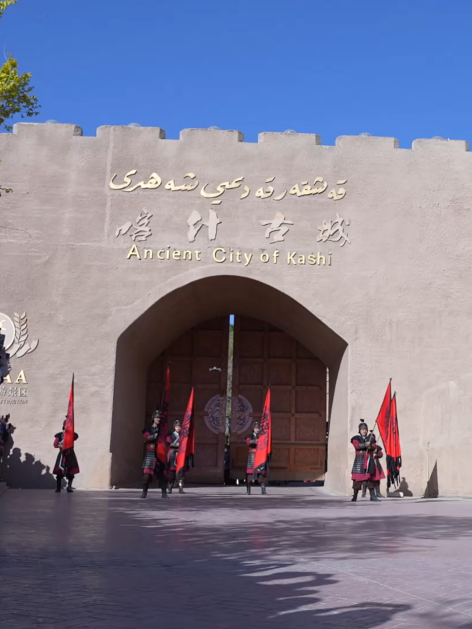 Kashgar—an ancient Silk Road gem in China’s Xinjiang—continues to enchant visitors with its rich trading heritage and vibrant culture. Join Sampson Fraser as he explores Kashgar’s Old Town, where the spirit of the Silk Road lives on in every sight, sound, and flavour. #MeetChina #Xinjang #SilkRoad #Kashgar