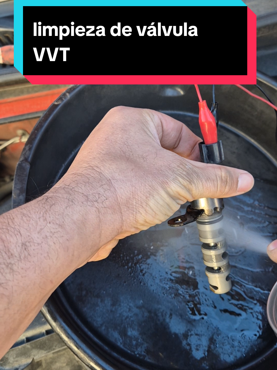 limpieza de válvula VVT. Limpiar una válvula VVT (Variable Valve Timing) puede ayudar a mejorar el rendimiento del motor si está sucia o parcialmente obstruida por lodo de aceite. A continuación, te explico cómo hacerlo paso a paso de forma segura: 🧰 Herramientas y materiales necesarios: Guantes y gafas de protección Juego de llaves o dados Limpiador de carburador o de partes electrónicas (aerosol) Trapo limpio o papel toalla Cepillo de cerdas suaves (opcional) Aceite nuevo si vas a aprovechar de hacer un cambio de aceite 🔧 Pasos para limpiar la válvula VVT: 1. Ubicación: La válvula VVT normalmente está montada en la cabeza del motor, cerca del árbol de levas. Está conectada por un conector eléctrico y, en algunos casos, atornillada con 1 a 3 tornillos. 2. Desconecta la batería: Por seguridad, siempre desconecta el polo negativo antes de trabajar con componentes eléctricos. 3. Desconecta el conector eléctrico de la válvula: Hazlo con cuidado para no romper la ficha. 4. Retira la válvula: Afloja los pernos o tornillos que la sujetan. Tira suavemente hacia afuera; puede salir con algo de resistencia. 5. Limpieza: No sumerjas la válvula completamente, ya que podría tener componentes electrónicos. Rocía limpiador de carburador o de frenos en la parte metálica de la válvula (especialmente la malla o rejilla y el émbolo). Usa el cepillo suave si hay acumulación visible. Limpia con el trapo o deja secar al aire por completo (mínimo 15–30 minutos). 6. Reinstalación: Vuelve a colocar la válvula en su posición. Asegura los tornillos. Reconecta el conector eléctrico. Conecta la batería nuevamente. ⚠️ Recomendaciones adicionales: Si la válvula está muy obstruida o dañada, es mejor reemplazarla. Verifica que el aceite del motor esté limpio. Aceites viejos o sucios pueden volver a obstruirla rápido. Cambiar el filtro de aceite también es recomendable si vas a hacer esta limpieza. #mecanica #mecanicaautomotriz #informaciontecnicaautomotriz #elgaragedeleonardo #valvulavvt 