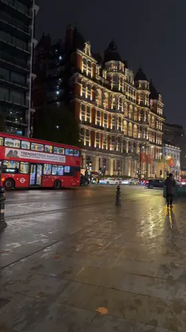 بلليل نطلع نمشي بشوارع لندن .. متعه وجمال الجوو . صح برد لكن لابسين زين 🙏🏻💙