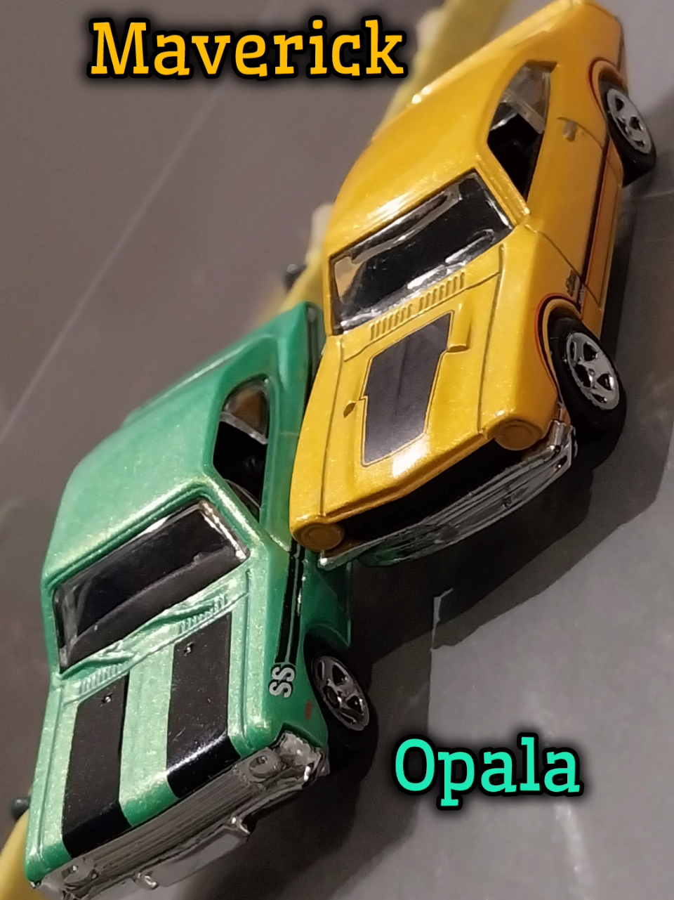 Opala e Maverick correndo no Circuito Las Vegas, uma pista de papelão para corridas de carrinhos Hot Wheels. Carros by @JP Cars  #hotwheels #hotwheelsrace #pistahotwheels #corridadehotwheels  @Acelerando em Miniatura 
