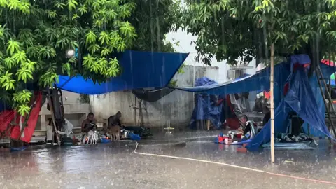 Phật tử cúng dường dưới cơn mưa Chỉ mong Tam Bảo hộ trì chơn tu Giọt mưa hòa quyện lòng thành kính Nguyện lực từ bi soi sáng đường tu. 🙏🏻🙏🏻🙏🏻