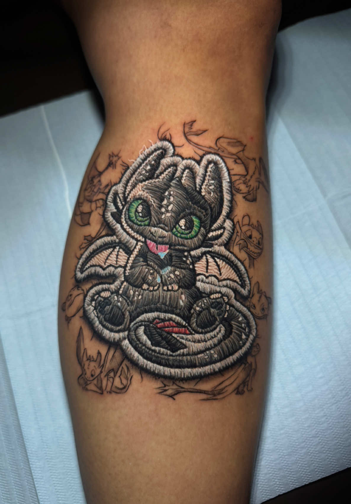 Costurei a pele de verdade 🤯🪡🧵 Banguela do filme “Como treinar o seu dragão” 🐉  Trabalho realizado durante meu Guest em Curitiba 🇧🇷 I sewed the real skin 🤯🪡🧵 Toothless from the movie “How to Train Your Dragon” 🐉 Work done during my Guest in Curitiba 🇧🇷 #tattoo #patchtattoo #embroiderytattoo #banguela #comotreinaroseudragão 