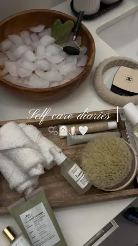 My favorite addition to my night routine 🫧🌿🤍 @VT Cosmetics US #showertok #cozytok #asmrsounds #SelfCare #skinscare #vtcosmetics #exfoliate #centellaasiatica #cicamaskcleanser #pore #poreminimizer #koreanskincare #kbeauty #foamcleanser #ulta #sephora #claymask #blackhead #whitehead #mochicleanser #cica #retinol #acnecleanser #amazonfinds 