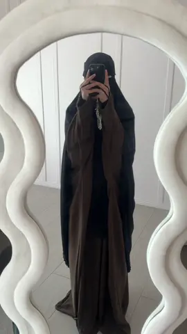 Jom masuk live sekarang. ada abaya baru tau korang! 🤎