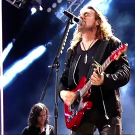 Manda una señal         (Maná) Te quiero, si te quiero Voy andando como fiera tras tus pies Amor Te veo y te deseo Pero tú Tienes tu dueño y no te puedes zafar Los días se pasan sin ti Las noches se alargan sin ti Sin tu amor, sin tus besos Ay Si tuvieras libertad A tu lado yo estaría, amor Hey Dame, dame una señal Cuando seas libre, mi amor Ay, no lo puedo soportar #mandaunaseñal #mana #rock #rockandroll #poprock #music