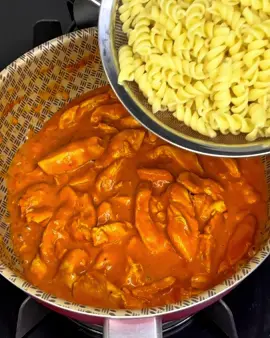 Pasta con pollo, fácil y rápido.