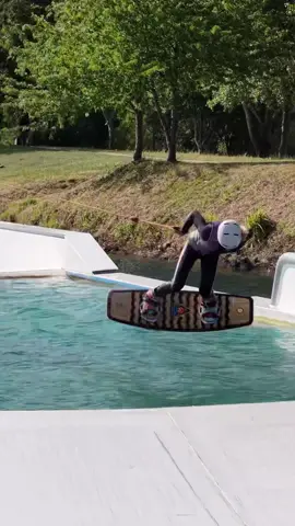 Still one of my favourite pool gap hits 😁 #wake #wakegirl #wakeboarding 