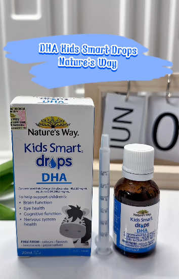 Dạo này đăng video đồ ăn cứ bị là flop, nay đổi gió, hỏi các mẹ đã vitamin gì cho con chưa 🤣 Vẫn tiêu chí Gấu dùng gì , rì viu luôn sản phẩm đấy.  Hôm nay nhà Gấu rì viu 🌟 Kid Smart Drop DHA – Tinh Túy Cho Trí Tuệ Bé Yêu 🌟 📌 Mẹ muốn bé thông minh, nhanh nhẹn và phát triển toàn diện? ➡️ Kid Smart Drop DHA ra đời để đồng hành cùng mẹ chăm sóc hệ thần kinh và thị lực của bé từ những giai đoạn đầu đời. ✅ Điểm nổi bật: DHA nguyên chất chất lượng cao: Hỗ trợ phát triển não bộ và mắt, tăng khả năng tiếp thu và tập trung. Dạng giọt tiện lợi: Không mùi tanh, dễ sử dụng – mẹ có thể nhỏ trực tiếp vào miệng bé hoặc trộn sữa, cháo. An toàn tuyệt đối: Được sản xuất theo tiêu chuẩn nghiêm ngặt, đảm bảo chất lượng cho trẻ từ 0–6 tuổi. 👉 Theo dõi kênh để biết thêm sản phẩm chăm con hiệu quả nhé! #cunggaumoingay #cungfmsua #dhachobe #sanphamtotchobe #mevietreview #kidssmartdha