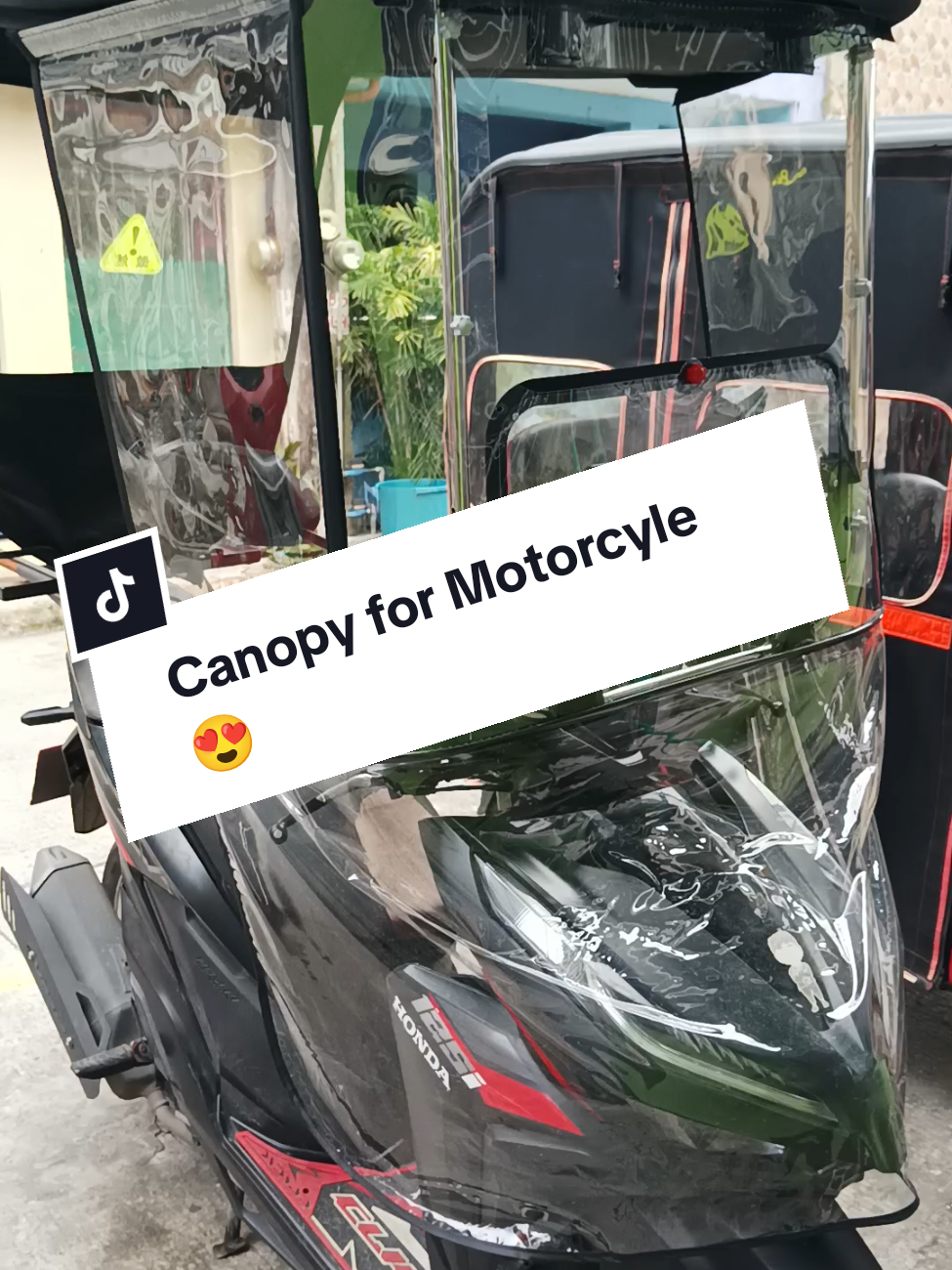 Umaraw, umulan tuloy ang byahe! Thanks sa canopy na to napaka useful! 😍 Click yellow basket lang.  #canopy #motorcycle #canopymotorcycle 