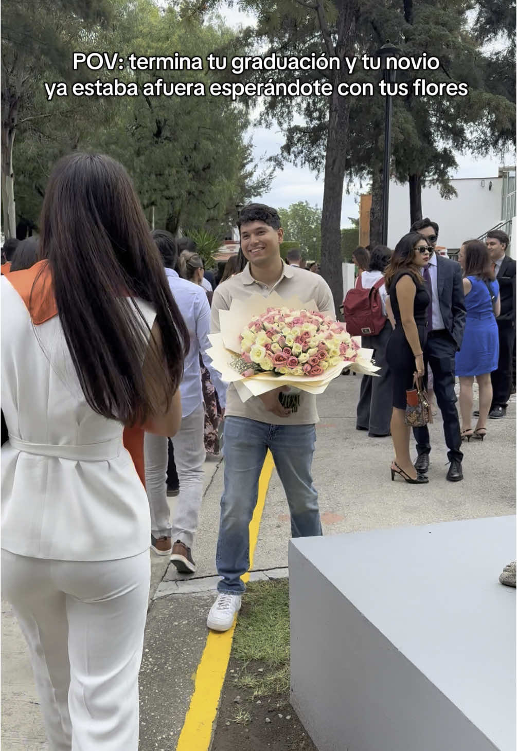 Me gradué en otro estado, y aunque él sabía que no podía llevarme las flores en el avión, no le importó con tal de que no me quedara sin ellas en mi graduación 🥺 #flores 