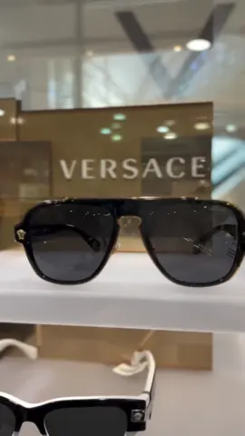 Keep them watchin’ in these BOLD AVIATORS WITH GOLD MEDUSA DETAILING Shop these UNISEX bold yet sleek sunglasses in store and online now. ⚜️ www.veriboutique.com.au #versace #versacesunglasses #versaceeyewear #medusa #veriboutique #designer #fashionpersonalised #castletowers#castlehill #chatswood #designerclothes #designerhomeware#veri #designerjewellery #designersunglasses #bespoke #luxury #luxurylifestyle #fashion #luxuryfashion #explore #boutique #sydney 
