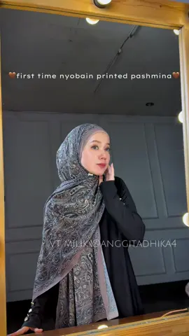 under 30k ga nyangka bakal secakep ini dipake pashmina printednya, bahannya MasyaAllah adem dan halus, bikin looks arabaian dan elegant sekali motifnya. Yuks samaan pashminanya #pashminaprinting #pashminaturkey #pashmina #hijabpashmina #hijabtutorial #tutorialhijab #hijabstyle #pashminamotif #hijabmurah #fyp #foryou 