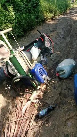 mohon perhatiannya para pemerintah kabupaten mamuju  perhatikan ini jalanan tapalang barat kami masarakat belum perna bahagia 🙏🙏🙏