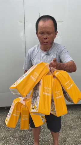 Combo 10 bịch giấy ăn Sipiao ạ. Em Khang cảm ơn các cô chú nhiều #giayansipiao #sipiao #xuhuong 