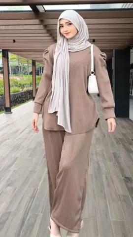 Gak suka ribet tapi mau tetap rapi? #rekomendasioneset #rekomendasisetelan #OnesetNina #OutfitSimple #LookElegan #setelanKnitCondru #OOTDKekinian #SetelanCewekModis #OutfitRapi #PakaianHarian 