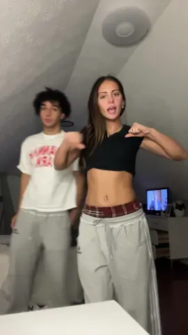 I want da sweatpants so bad @Avery & Jordynn  #aelfriceden #pants #sweatpants #duo #dance #fyp #viral #trend #outfit #outfitinspo 