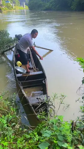 নদীর মধ্যে চাই পেতে মাছ ধরার মজাই আলাদা। #funny #viralvideo #foryoupage #funnyvideo #tiktokbangladesh #foryou #tiktokindia #fishinglife #fishinglife #viral #trending 