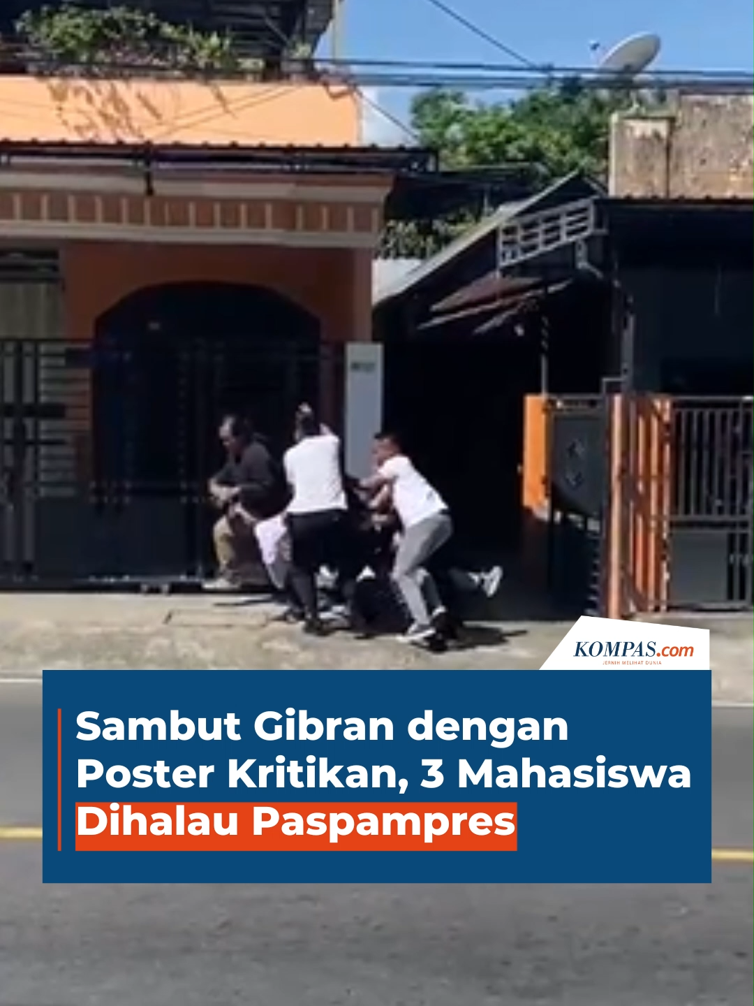 Mahasiswa membentangkan poster berisi kritik ke arah iring-iringan Wakil Presiden Gibran Rakabuming Raka yang sedang berkunjung ke Kota Blitar, Jawa Timur, Rabu (18/6/2025) siang. Poster yang dibawa mahasiswa bertuliskan antara lain “Omon-omon 19 Juta Lapangan Kerja” dan “Dinasti Tiada Henti”. Penulis: Asip Agus Hasani, Icha Rastika Kreatif: Jessica Meisya Kurnia Produser: Reza Kurnia Darmawan ~J  #Gibran #Mahasiswa #Blitar #peristiwa ##read