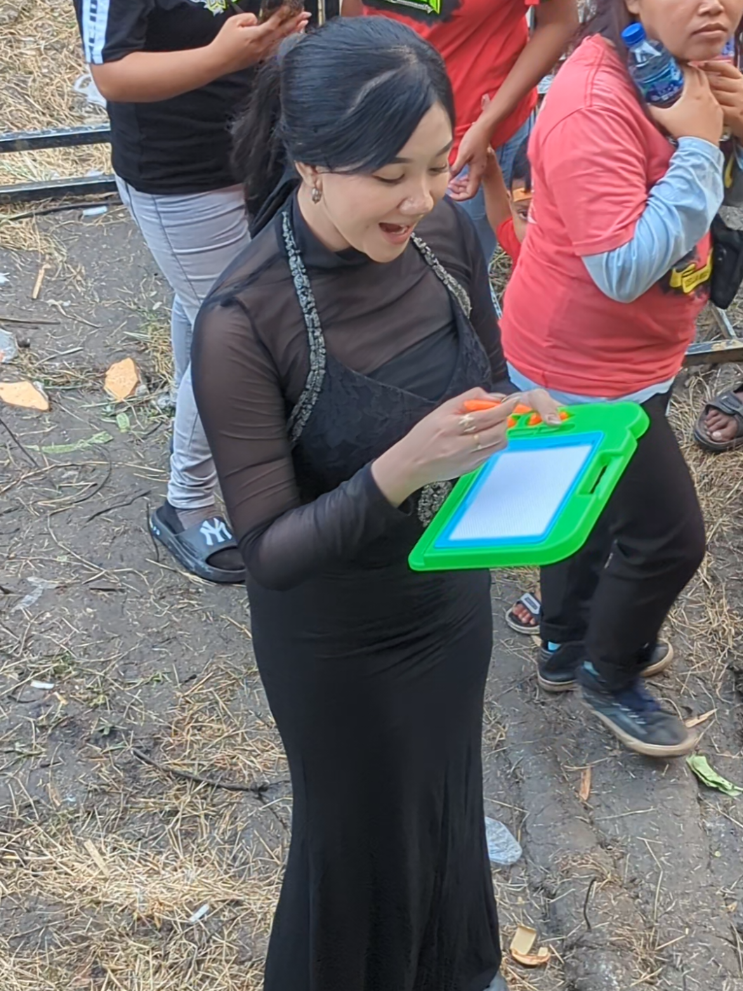 sedang apakah dia? @cantika_nuswantoro @akunwantoo2 