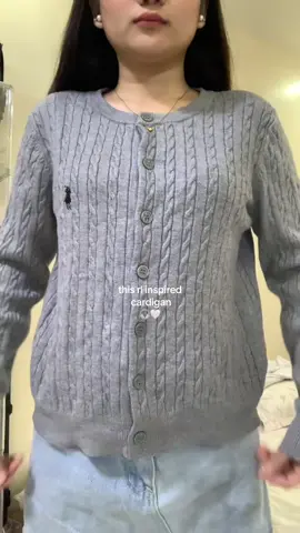 sobrang lambot and comfy ng knitted cardigan na to!🎧🤍 #cardigan #cardiganoutfit #knittedcardigan #longsleevecardigan #rlinspiredknittedtop #rlinspired 