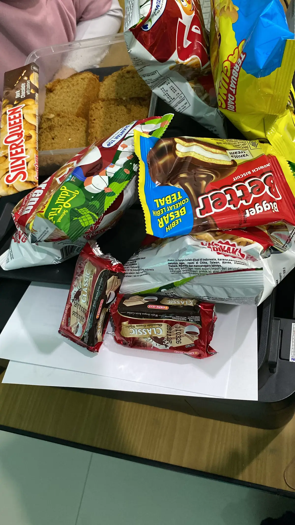 Ngemil di kantor dan selalu ada snack serta coklat. Yuks ngantor bersama 🧏🏻‍♀️ #better #silverqueen #bolurampah #bolurampahmakassar #chiki #cheesechikiballs #waferclassic #miemie #miemiesedap #miesedap #yangmiemie 