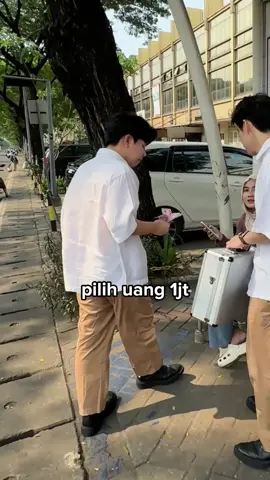 cocok gak nih jadi host live kita? 🤔😳