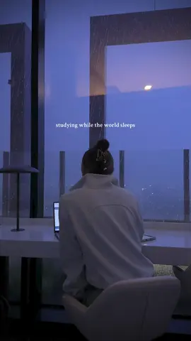 real time study video at night to showcase the storm. there is nothing like it. studying while the world sleeps is so peaceful— the lights start to dim all across the city. 🏙️ 🌩️ i hope you guys sleep soon.  #chicago #storm #studytok #motivation #latenight #study #medtok #medstudent #medschool 