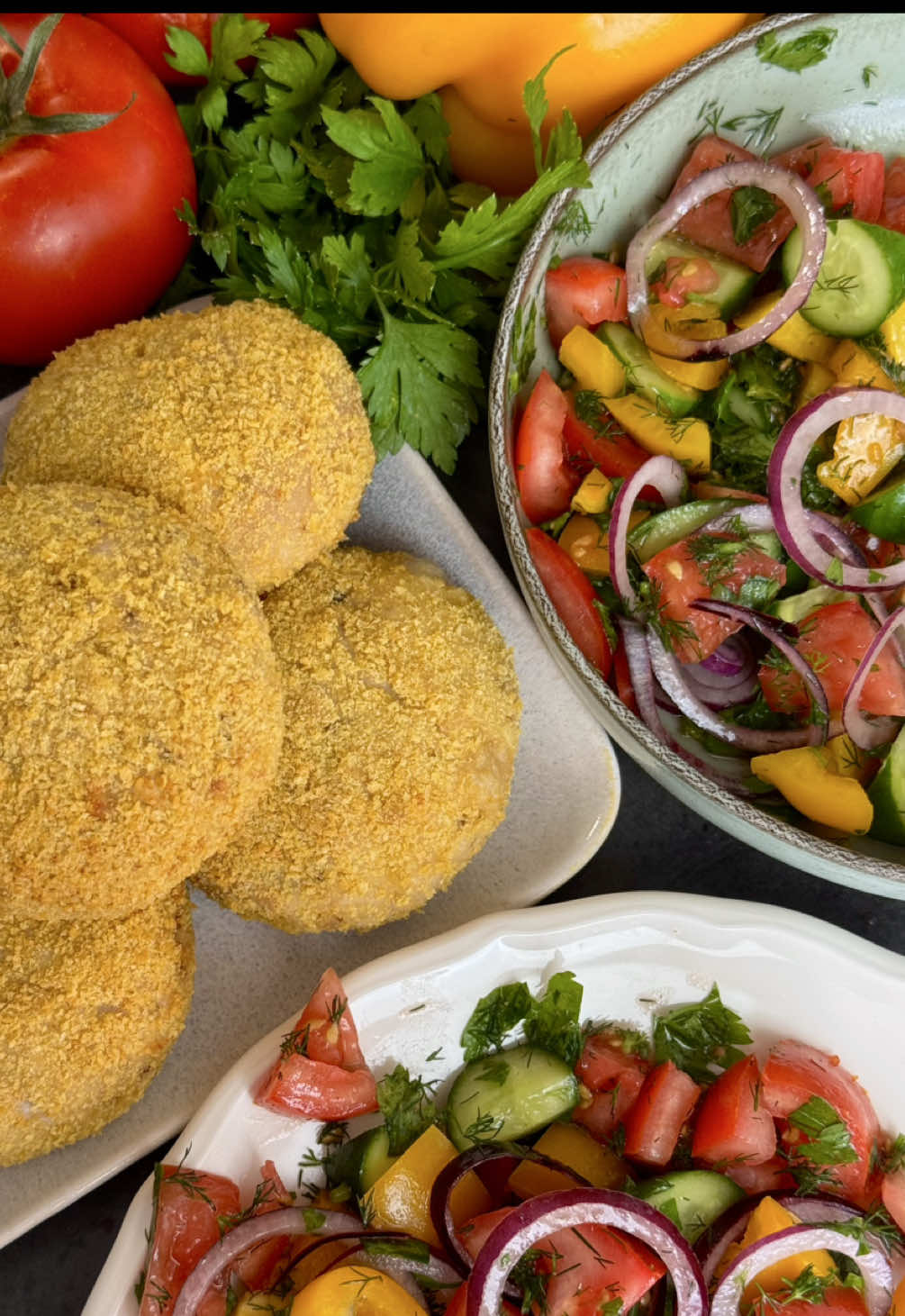 ✨ Курячі котлети з грибами та моцарелою всередині 🔹 Інгредієнти: • Фарш — 700 г • Гриби — 350 г  • Цибуля — 1 шт  • Часник — 1 зубчик • Вершки — 100 мл • Борошно — 1 ст. л. • Моцарела (терта) — 120 г • Панірувальні сухарі • Кріп • Сіль, перець, сухий часник • Вершкове масло + соняшникова олія 1️⃣ Цибулю обсмажую на суміші вершкового масла та олії, додаю гриби — солю, перчу, додаю часник, ще трішки обсмажую. 2️⃣ Через сито додаю 1 ст. л. борошна, обсмажую, заливаю вершками — виходить соус. 3️⃣ Формую котлети: на плівку кладу шматочок фаршу, розрівнюю, всередину кладу грибний соус,моцареллу і кріп. За допомогою плівки згортаю фарш в котлету. 4️⃣ Обвалюю в сухарях. 5️⃣ Запікаю 20–25 хвилин при 200°C. 💛 Смачно, соковито й дуже просто! Зберігай, щоб приготувати!