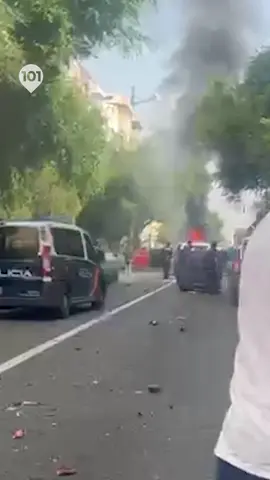 🔥 Trabajadores en huelga del sector del metal inician una manifestación por la avenida principal de Cádiz. Cuatro detenidos por desórdenes públicos y daños en lo que va de primera jornada. 📲 Toda la información en 101tv.es #Metal #Trabajadores #Cádiz #Huelga