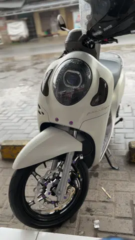 tuh kan apa kata gua ge hujan 💃🏻😭 #rain #scoopyputih #scoopymodifikasi #scoopyprestige #4u #fyp #fypシ゚ 